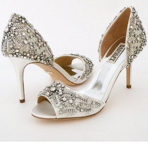 Badgley Mischka Shaina White Pump Size 8.5